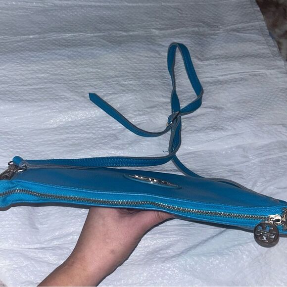 Tory Burch leather Teal crossbody. Great condition except zip pull on back. - Picture 5 of 8